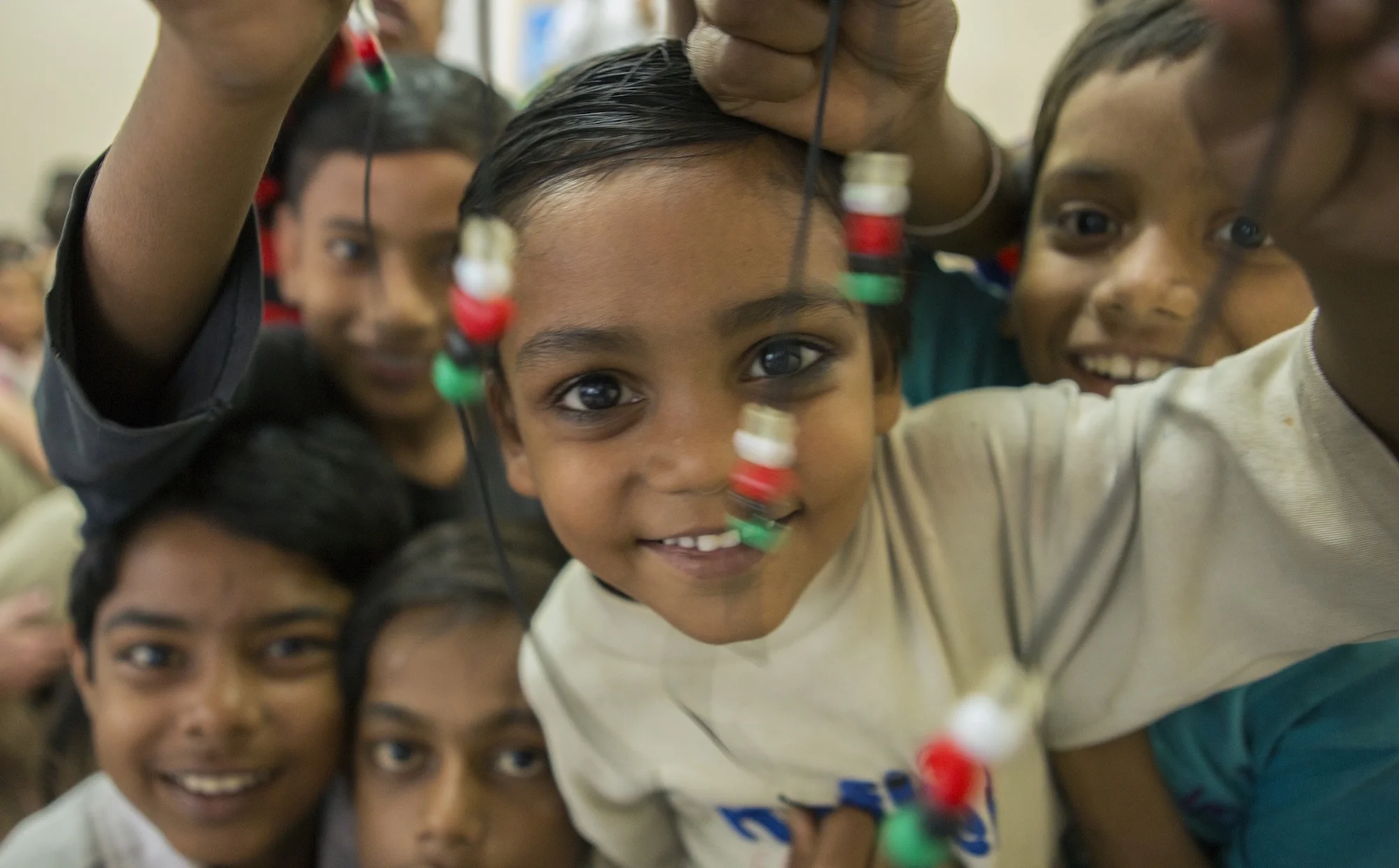 kids-show-bracelets-missions-india.jpg