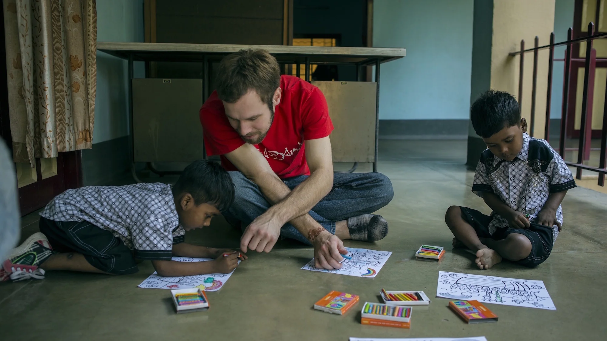 man-colors-boys-india.jpg