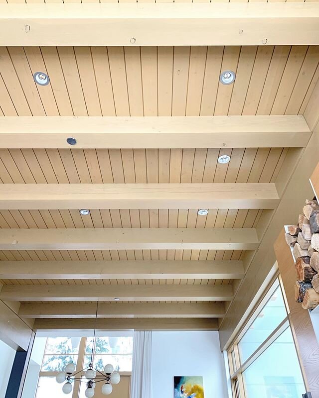 Look up. There is beauty all around. The ceiling in our Whistler build. 
#nelsondesign #customhomes #kadenwood #whistler #yogamatview #wayup #modernceiling #sustainableliving #staypositive #stayathome @rollandhill @jannawww @brodastain