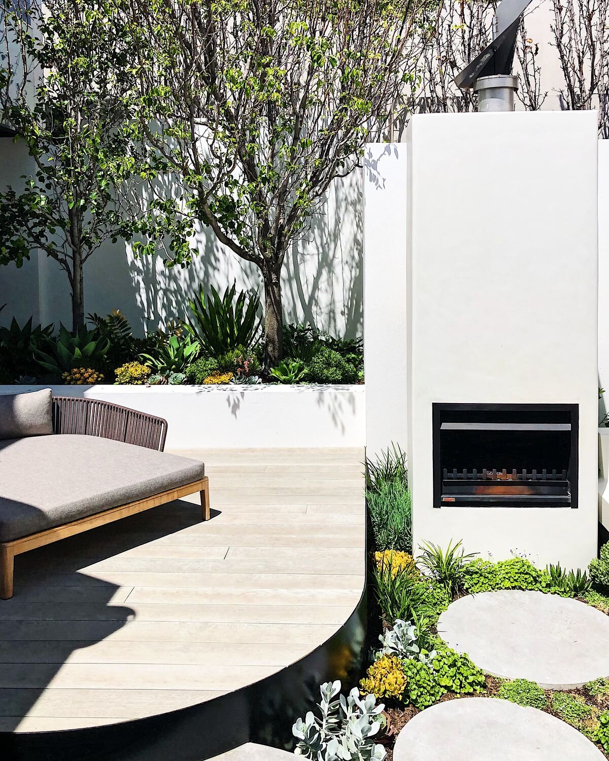Outdoor fireplace Perth landscape design Cottesloe Tristan Peirce Spreading Roomers