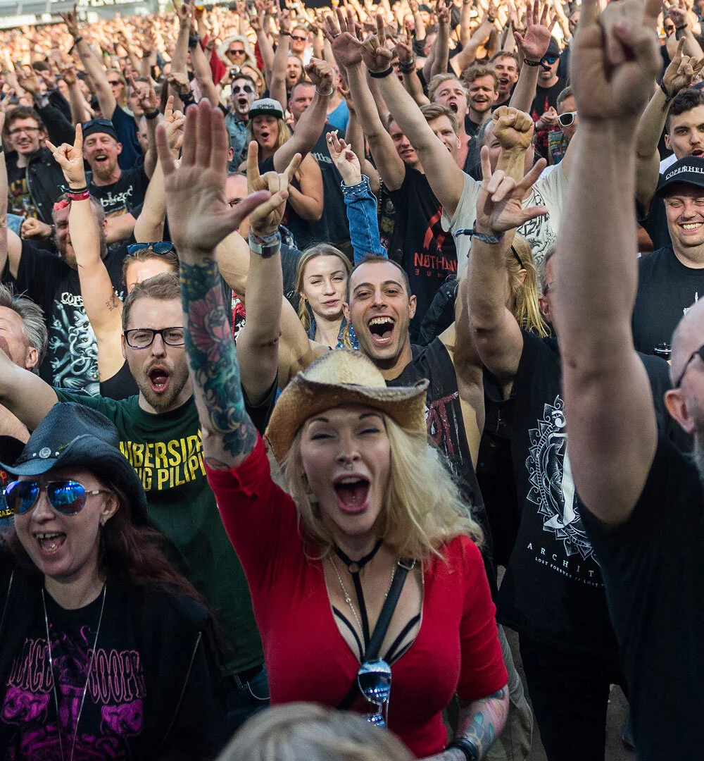 crowd1.jpg