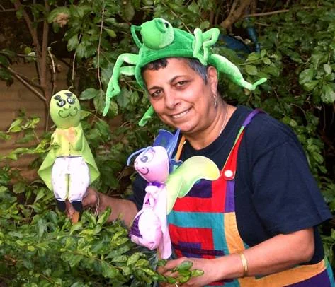 CYNTHIA HARTMAN In early childhood settings, Cynthia, together with ukulele, hats, basket and apron filled with “surprises”, engages children in an interactive journey of making storytelling joyous and fun.