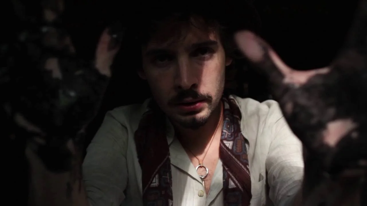 BIO En 2015, el joven bluesman David Moikave, reúne secuaces para su banda; encuentra a Jon Goikouria (Bajo) e Ibai Velázquez (Batería) a través de la red secreta de pantanos entre Cantabria y Bizkaia; Con su disco debut “Hora Magora”, salen de gira presentando un potente directo que asombra al público, poco acostumbrado a la clase anglosajona y letras en castellano. Alguien escribe en los medios: “Los últimos indios del rock/blues”. En 2017, se une la pieza definitiva para redondear el sonido, la teclista Nerea Arrieta. Pre-estrenan su segundo trabajo “La Fiebre del Oro Negro” (AceMusic) en varias salas de la península para calentar motores y empiezan la gira oficial en Octubre 2017.