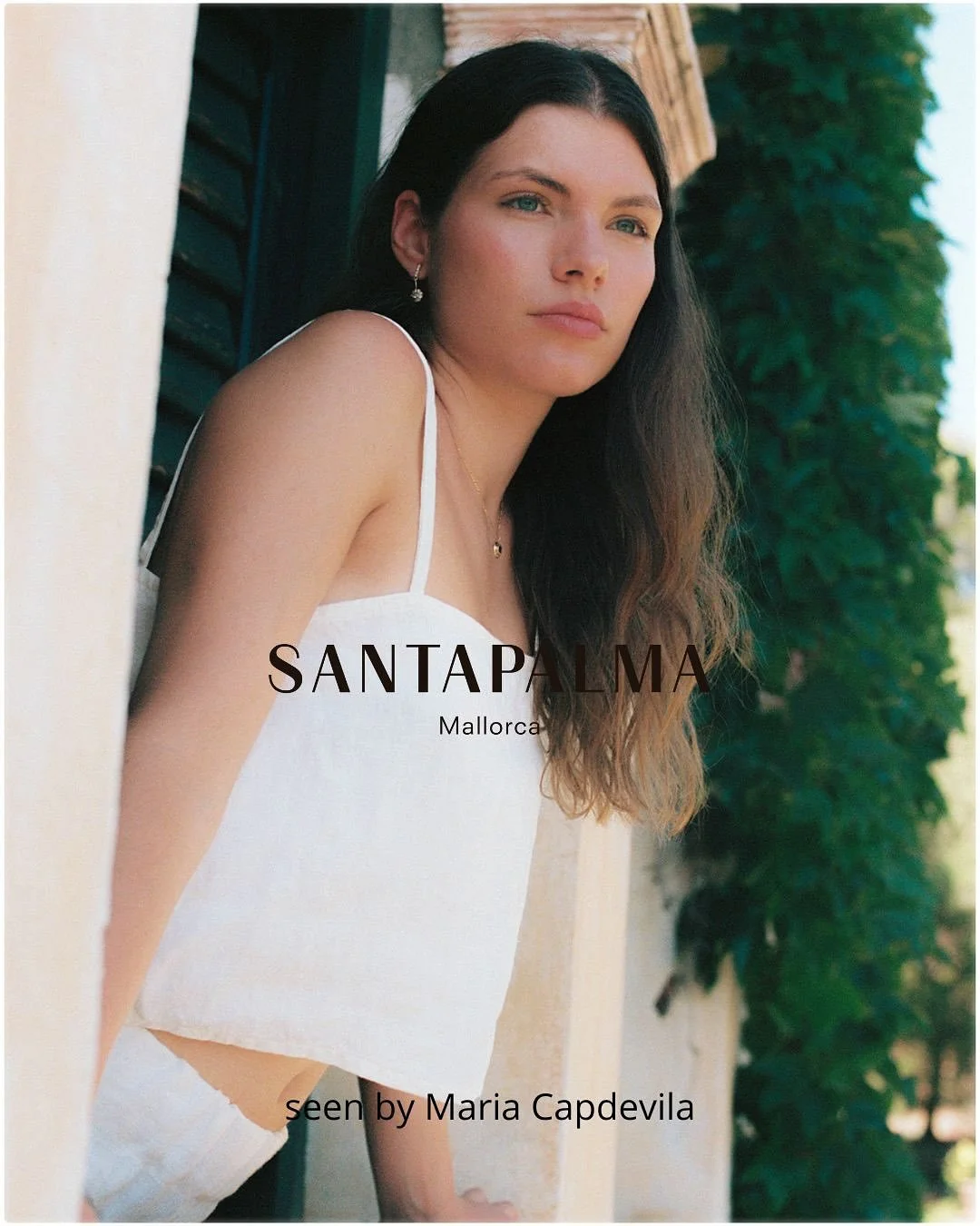 Santapalma seen by @_mariacapdevila 💞

Una exploraci&oacute;n visual que reimagina la esencia de Santapalma a trav&eacute;s del lenguaje on&iacute;rico de la fot&oacute;grafa Maria Capdevila.

Fragmentos de luz, veranos que se desvanecen y la quietu