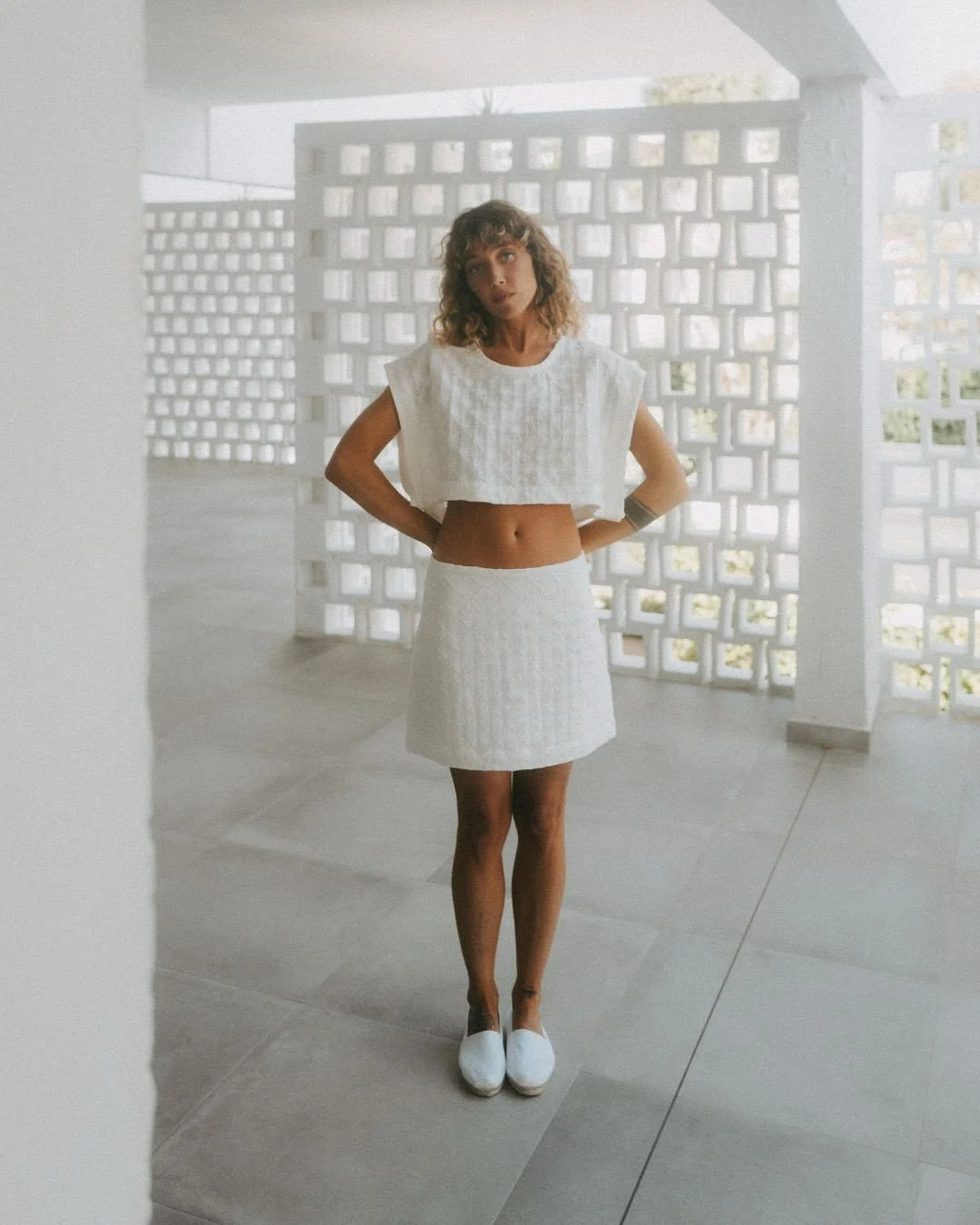 El Top Carme y la minifalda Naia son piezas minimalistas hechas en lino grueso y transpirable de alta calidad. El top, simple y fresco, se adapta a varias tallas gracias a su dise&ntilde;o oversize, mientras que la minifalda, con forma de campana y c