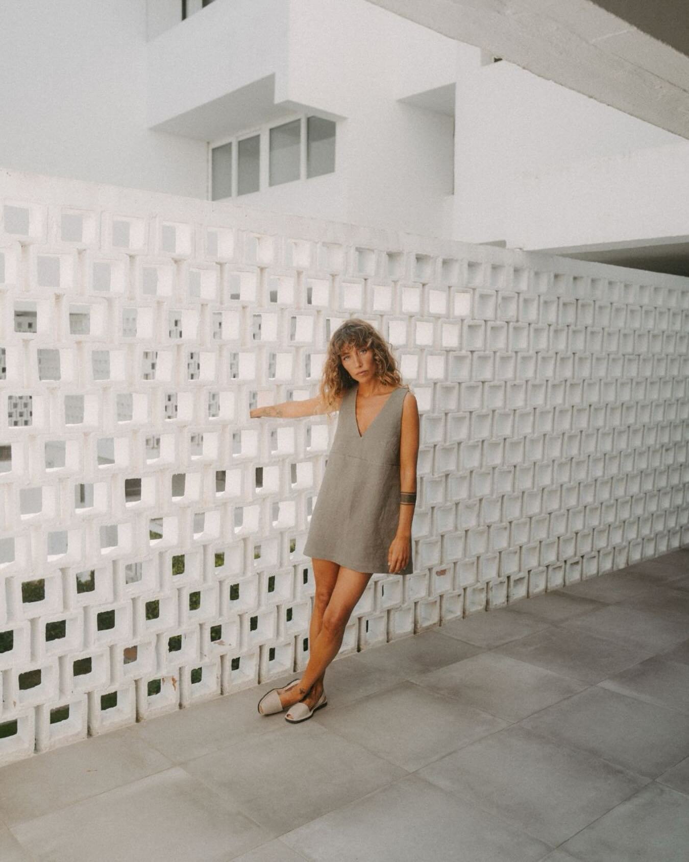 L&iacute;neas que fluyen, lino que respira 🫶🏻

Nora Dress redefine la elegancia del verano con un toque contempor&aacute;neo.

#santapalma #madeinmallorca