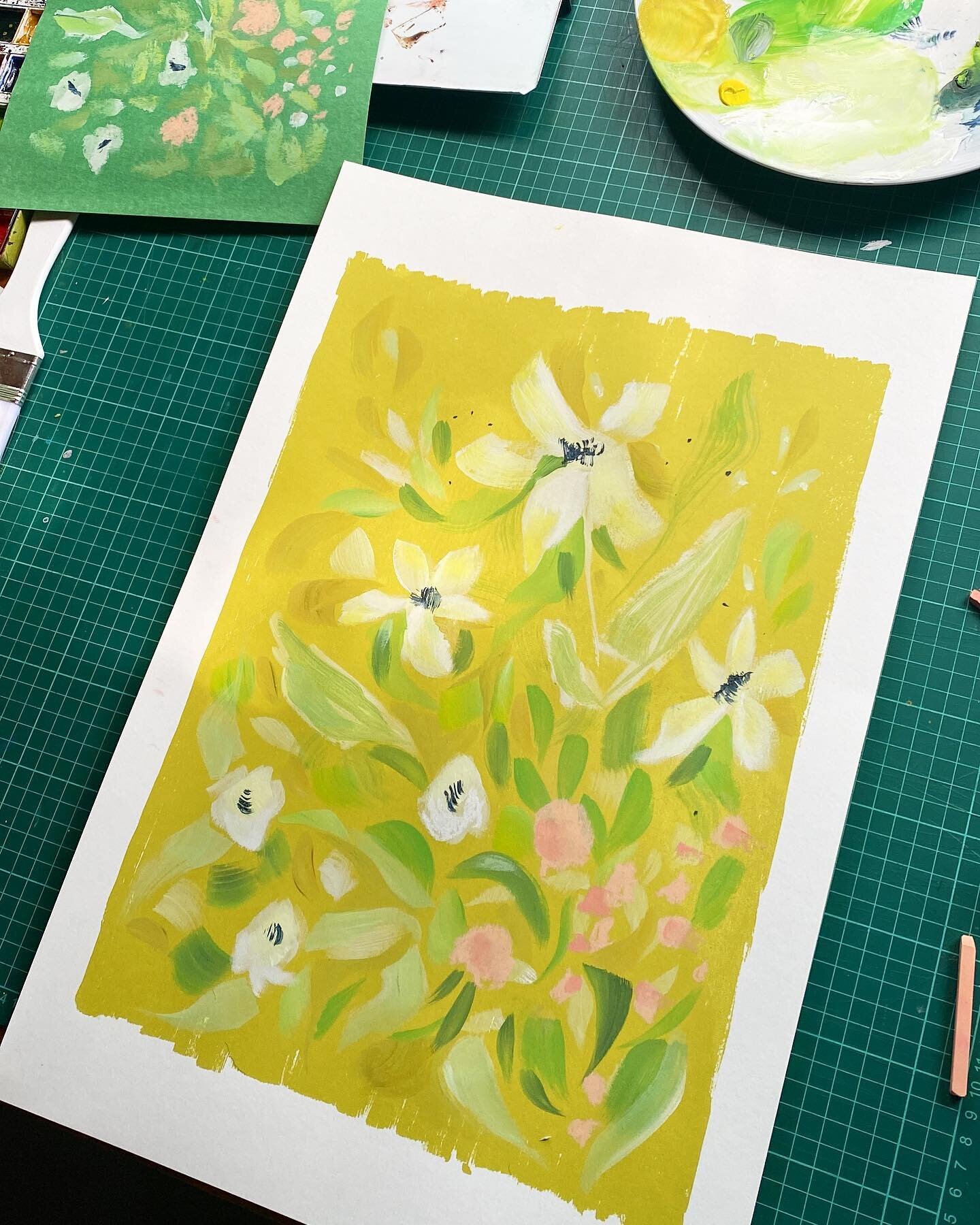 ☀️ A wonderful warm sunny afternoon filled with painting gouache on my screen printed backgrounds (my current colour obsession: chartreuse-pistachio-avocado &hellip; what would you call it?) Will be ready to sell by the weekend @artistsopenhse @dulwi