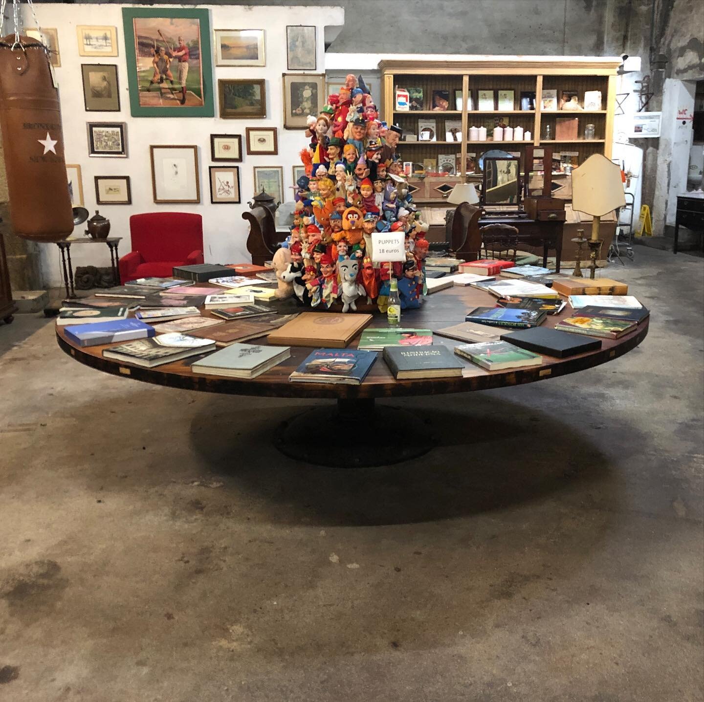 Lovely seeing this stunning 1970’s 16 seater table in rosewood on cast metal base.. So simple and timeless.