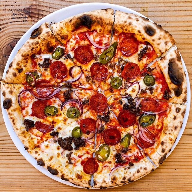 🔥 American Hot 🔥#Tomato #Mozzarella #Beef #Pepperoni #Jalapenos #Chilli #Onion #pizza #pizzatime #pizzaporn #pizzalover #pizzalovers #dailypizza #pizzadaily #bathuk #batheats #bathdrinks #bathtime #bathengland #visitbath #foodies #foodphotography #