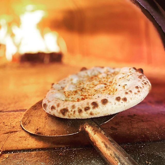 🧀 Garlic bread with Mozz + Garlic butter 🔥 #garlic #garlicbread #garlicbuttersauce #pizza #pizzeria #pizzalover #pizzalovers #batheats #bathdrinks #brilliantbath #restauranr #alfresco #alfrescodining #pizzalife #chef #cheflife #mozzarella #garlicbu