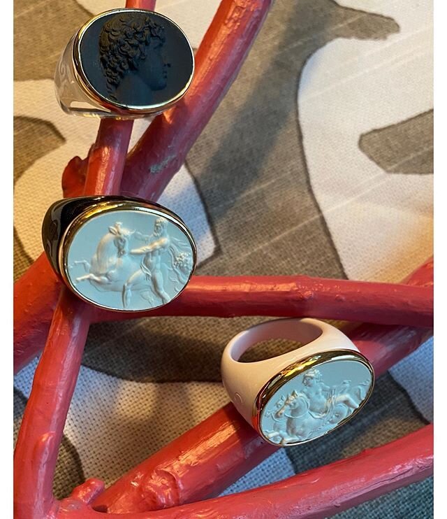 intaglio rings size 8▪️$195▪️please DM etc. for details #intaglio #rings #jewelry #veryhardtochooseone #everydaystyle #cameo #lucite #charlestonstudio