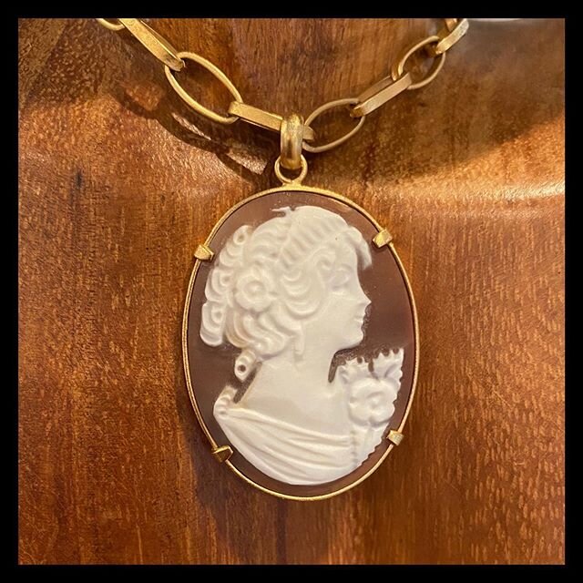 hand carved in shell cameo 15&rdquo; gold plated link 14k gold plate choker $395▫️width 1&rdquo; and 1.5&rdquo; length▫️please DM etc.for details  #janetgreggjewelry #cameo #shell #shellcameo #handcarved #handmade #elegant #timeless #charlestonstudio