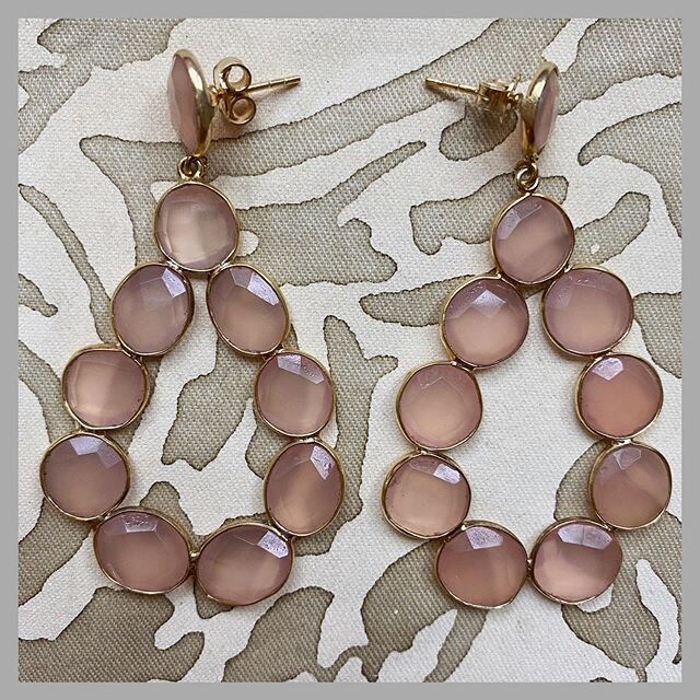 pale pink quartz chandelier earrings▫️$195 measures approx. 1&rdquo;x2&rdquo;▫️please DM etc. for details▫️#janetgreggjewelry #chandelierearrings #earrings #jewelry #pinkquartz #charlestonstudio