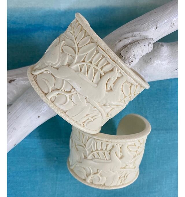 cream cuff $165▫️fits a smaller wrist▫️carved in fiberglass composite material▫️approx. 21/4&rdquo; wide▫️please DM etc. for details #janetgreggjewelry #cuff #creamsandwhites #sunmerwhites #charlestonstudio