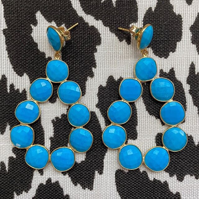 turquoise colored stone chandelier earrings $195▫️approx. size 1.5&rdquo; wide 2.25&rdquo; long▫️please DM etc. for details #chandelierearrings #earrings #jewelry #colorturquoise #blues #charlestonstudio