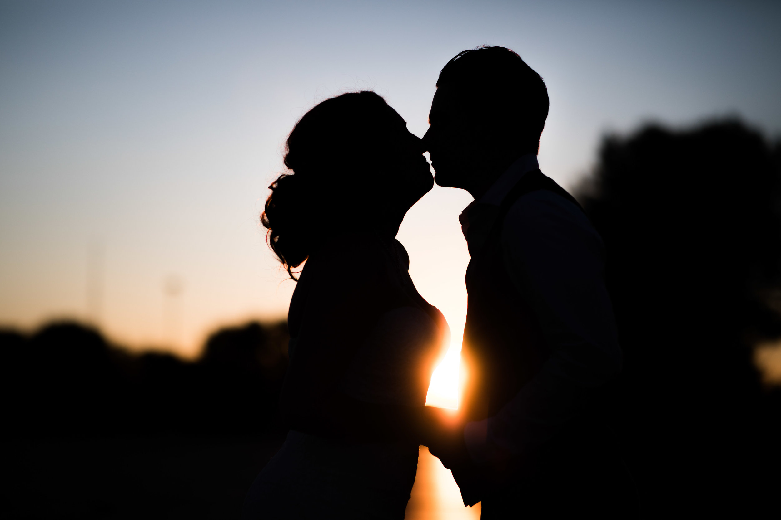 silhouette kiss