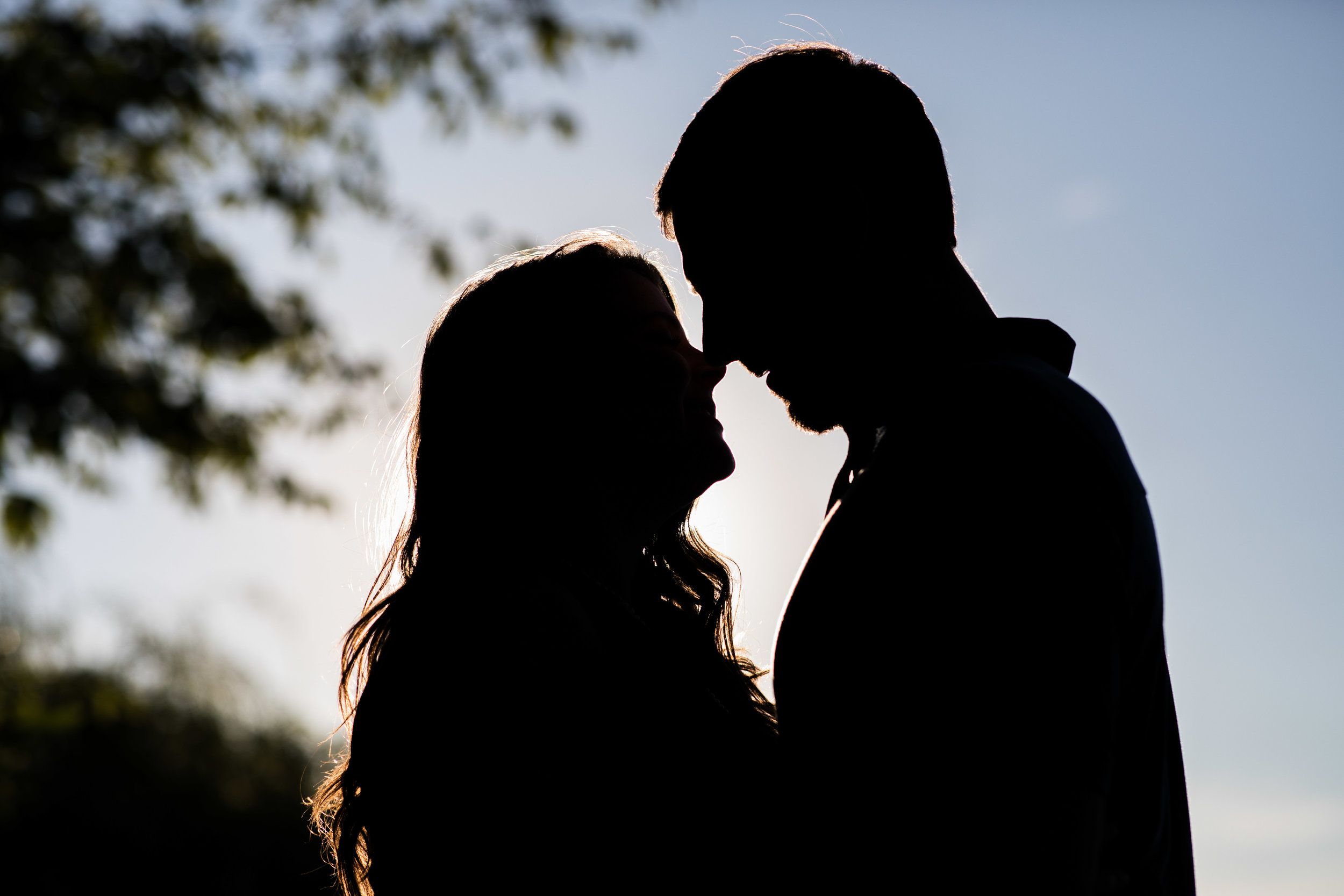 silhouette kiss