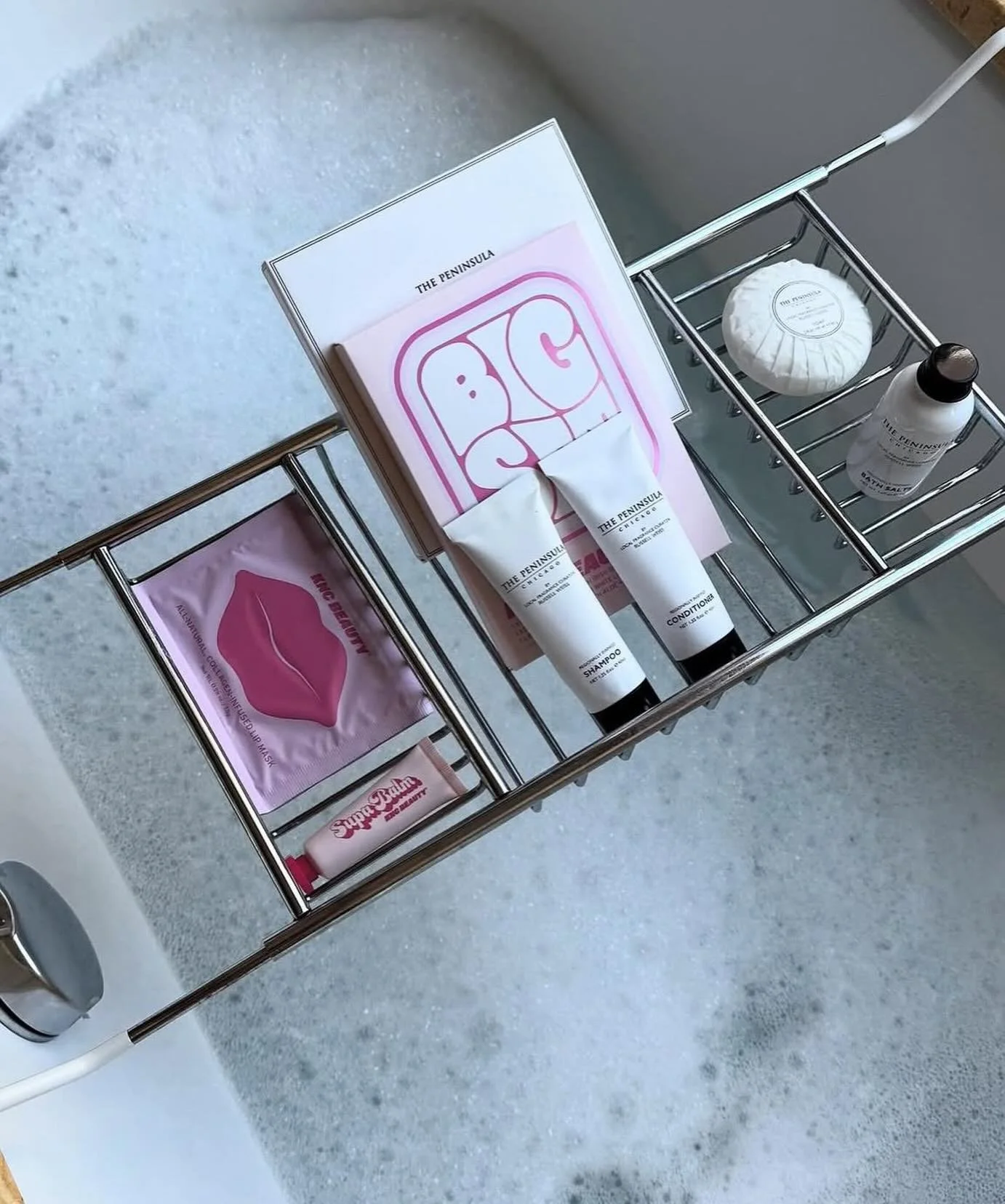 After a long day of writing about fashion 🛁

📷 @kristennoel