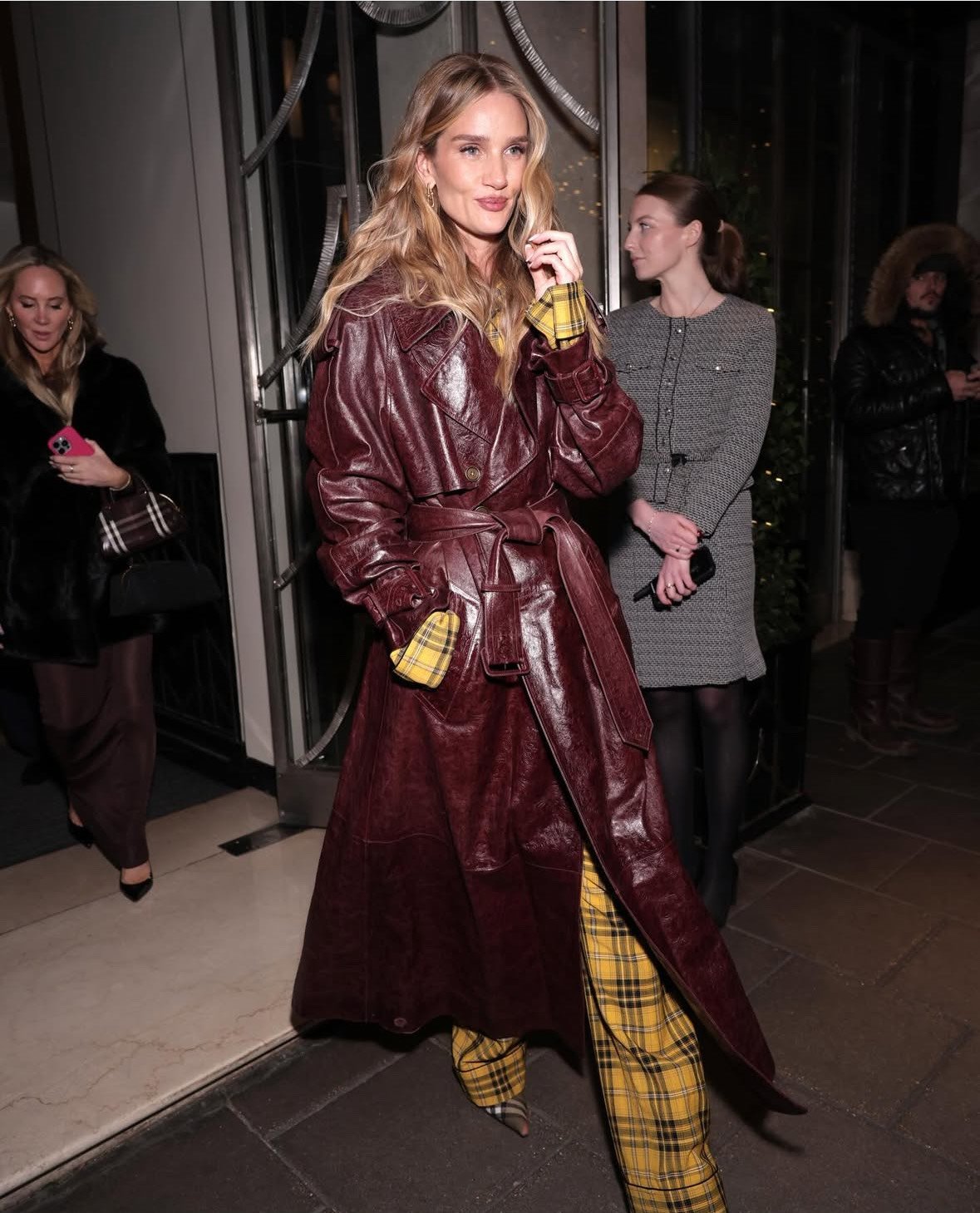 Rosie Huntington-Whiteley Brings British Holiday Glamour to Claridge’s in Burberry Fall 2025