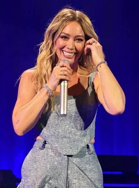 Hilary Duff Returns to the Stage and to the Era That Made Us Dream
