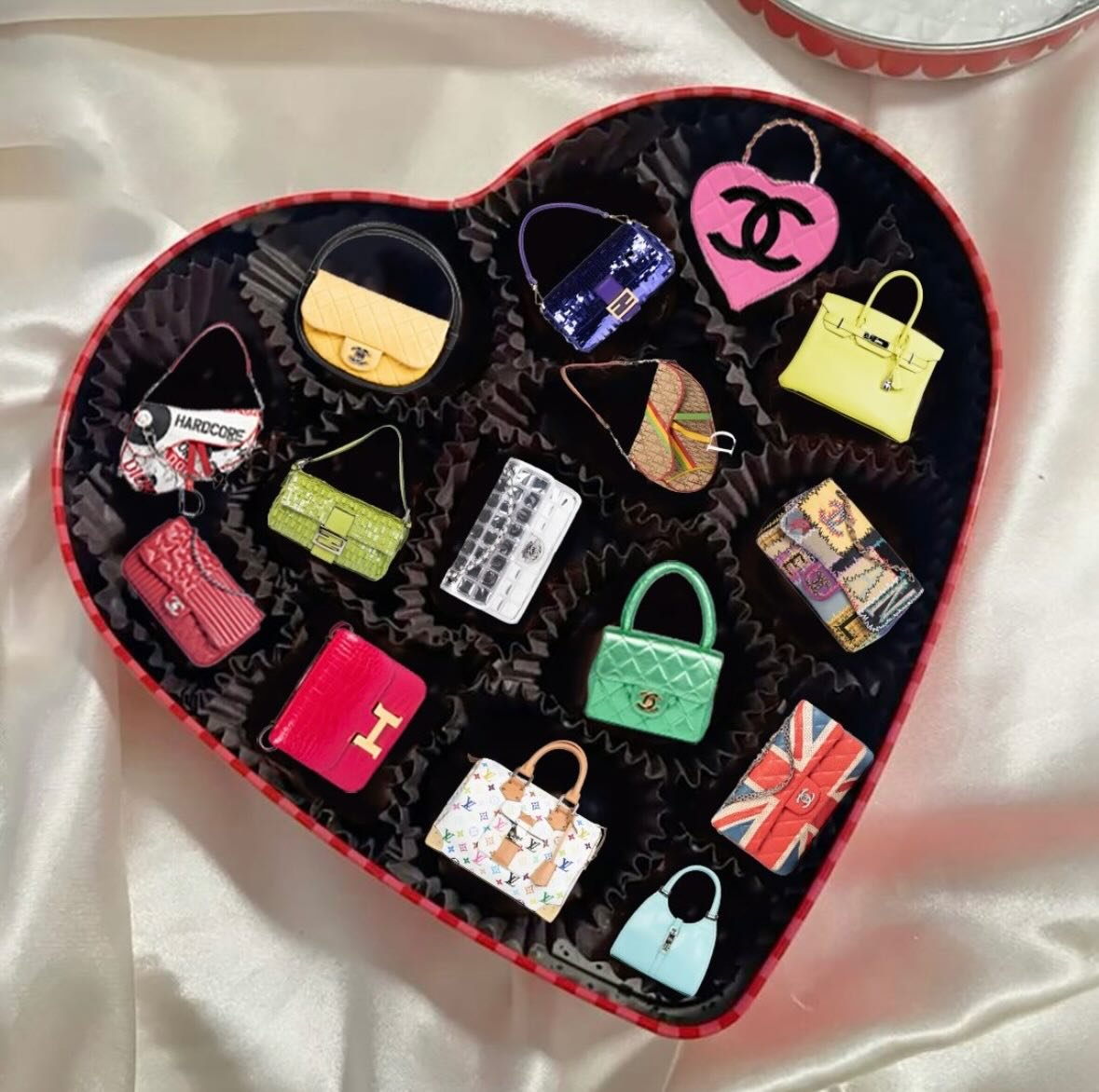 Roses are red, violets are blue&hellip; I&rsquo;d rather be spoiled with vintage bags, wouldn&rsquo;t you? &hearts;️

📷 @break.archive