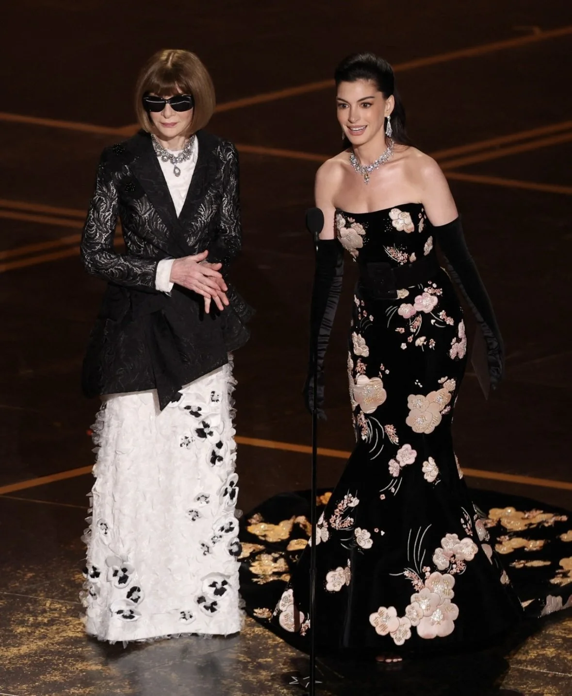 Anna Wintour and Anne Hathaway Share a Perfect ‘Devil Wears Prada’ Moment at the Oscars