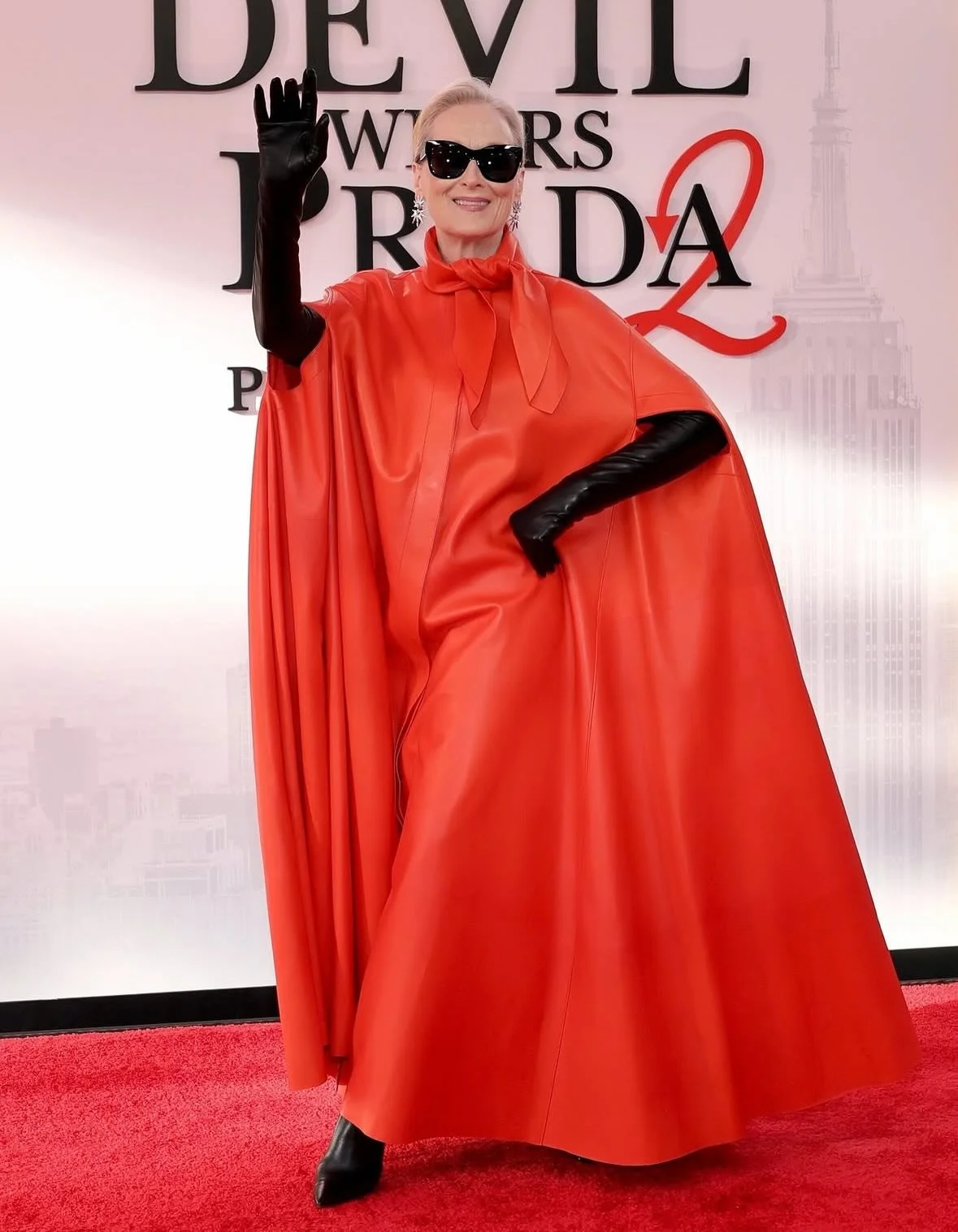 Miranda Priestly has entered the chat. 👠

Meryl Streep arrives at The Devil Wears Prada 2 premiere in a scarlet leather cape by Givenchy, designed by Sarah Burton, complete with opera gloves, dark sunglasses, and just the right amount of intimidatio