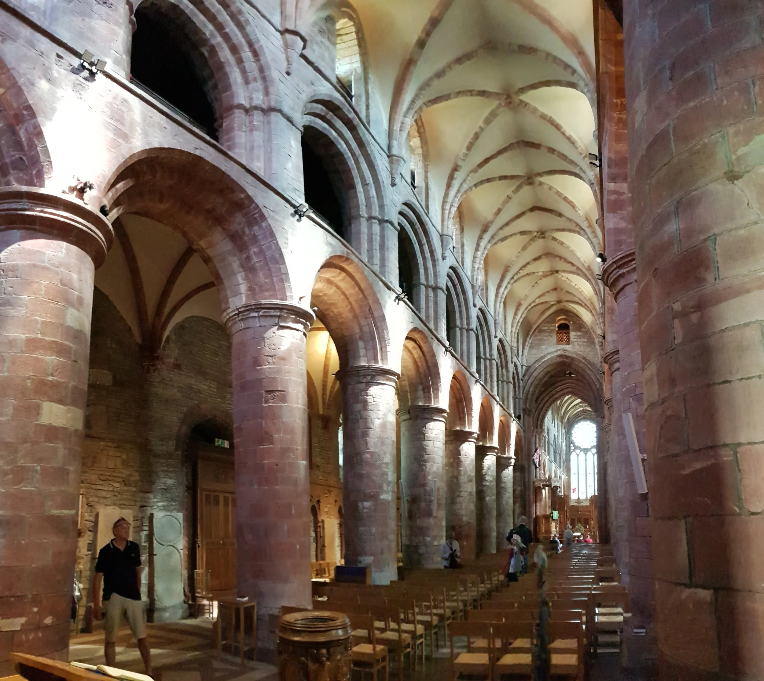 Sen gick vi in i St Magnus katedral som är jättefin och jättegammal. Byggd i sandsten och påbörjad 1137 då Orkney var norskt.