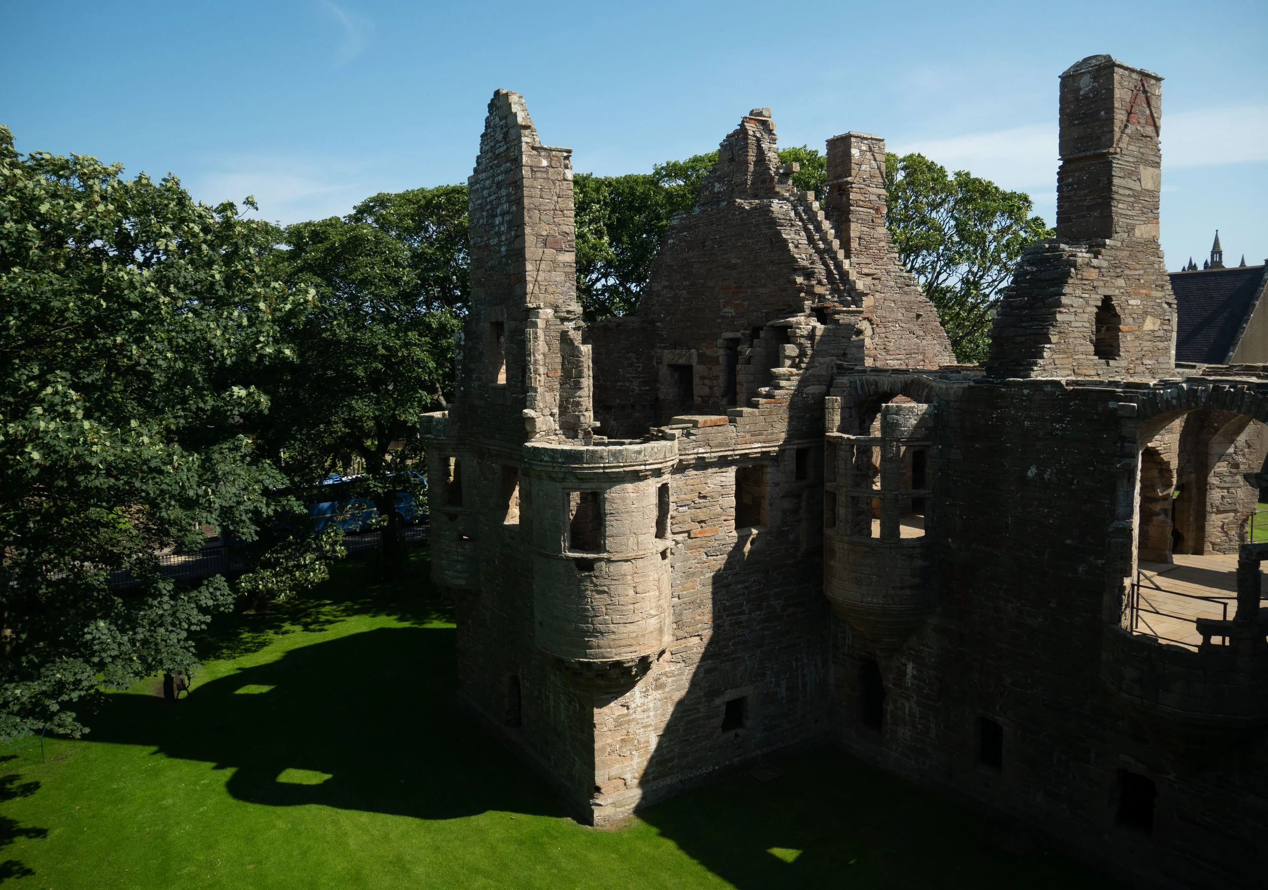 Vi tittade på några gamla hus där viktiga män bodde för länge sedan. Bishop’s and Earl’s palaces, kallas de.
