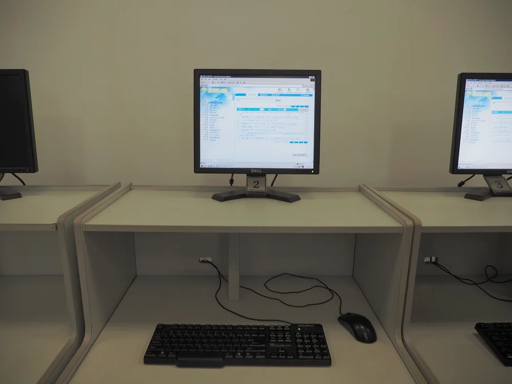  Electronic library catalogs running on Dell computers 