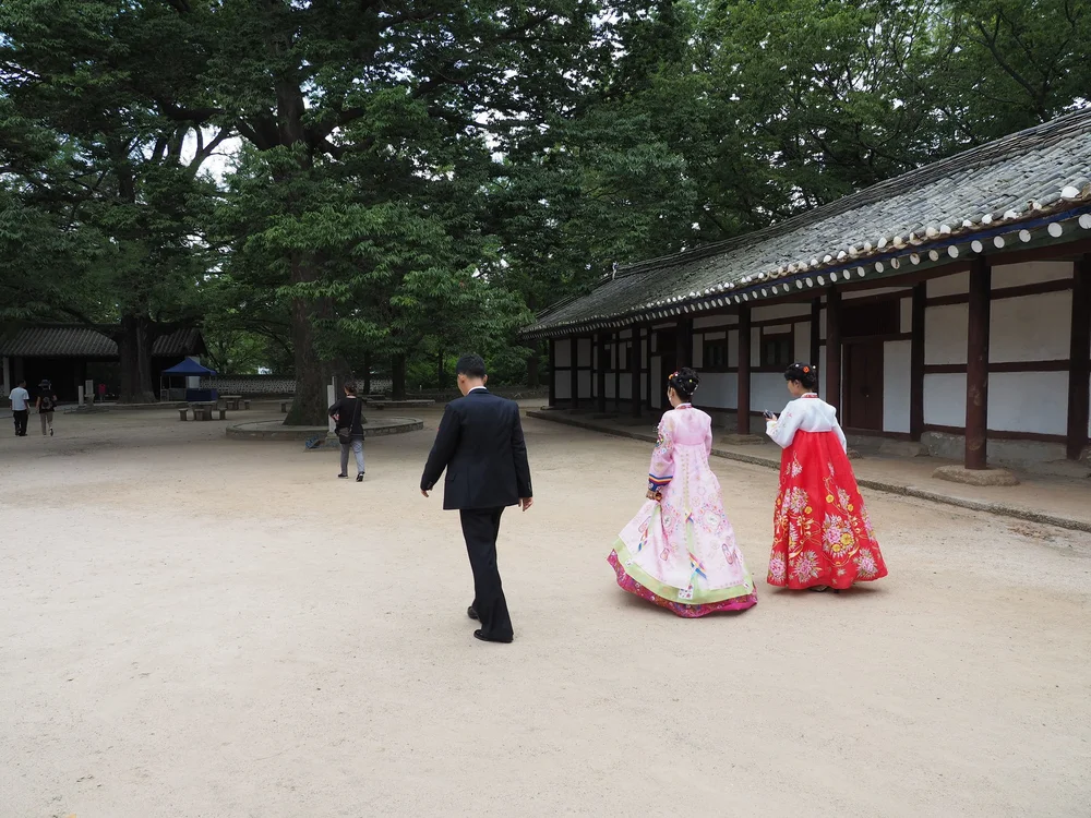  Wedding happening at the Koryo History Museum 