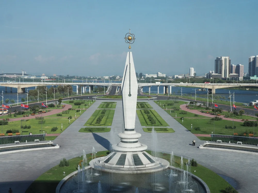  Fountain pen tip outside the complex, symbolizes knowledge. 