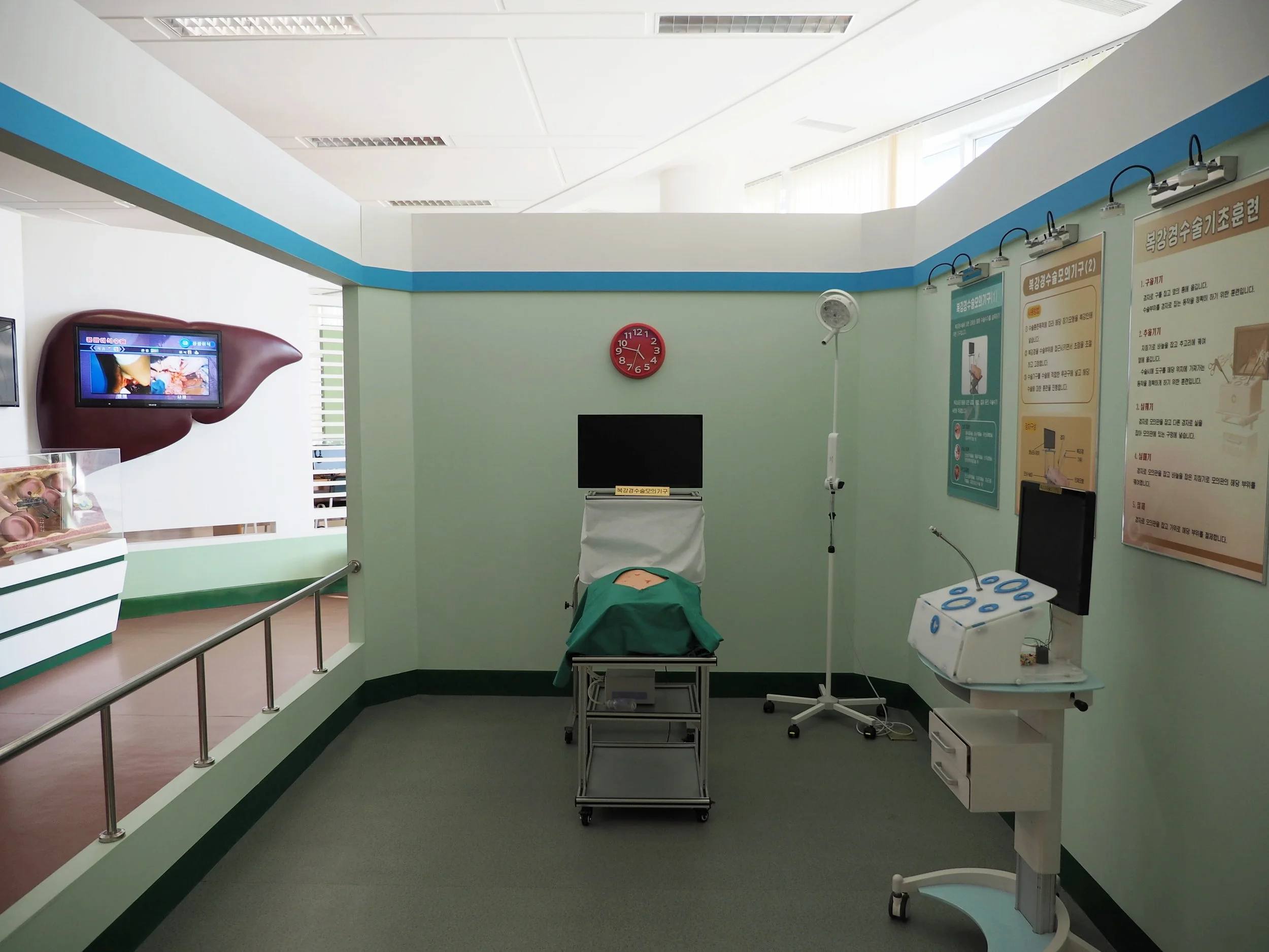  Patient simulation demo. There's an electronic stomach with buttons to practice resuscitation. 