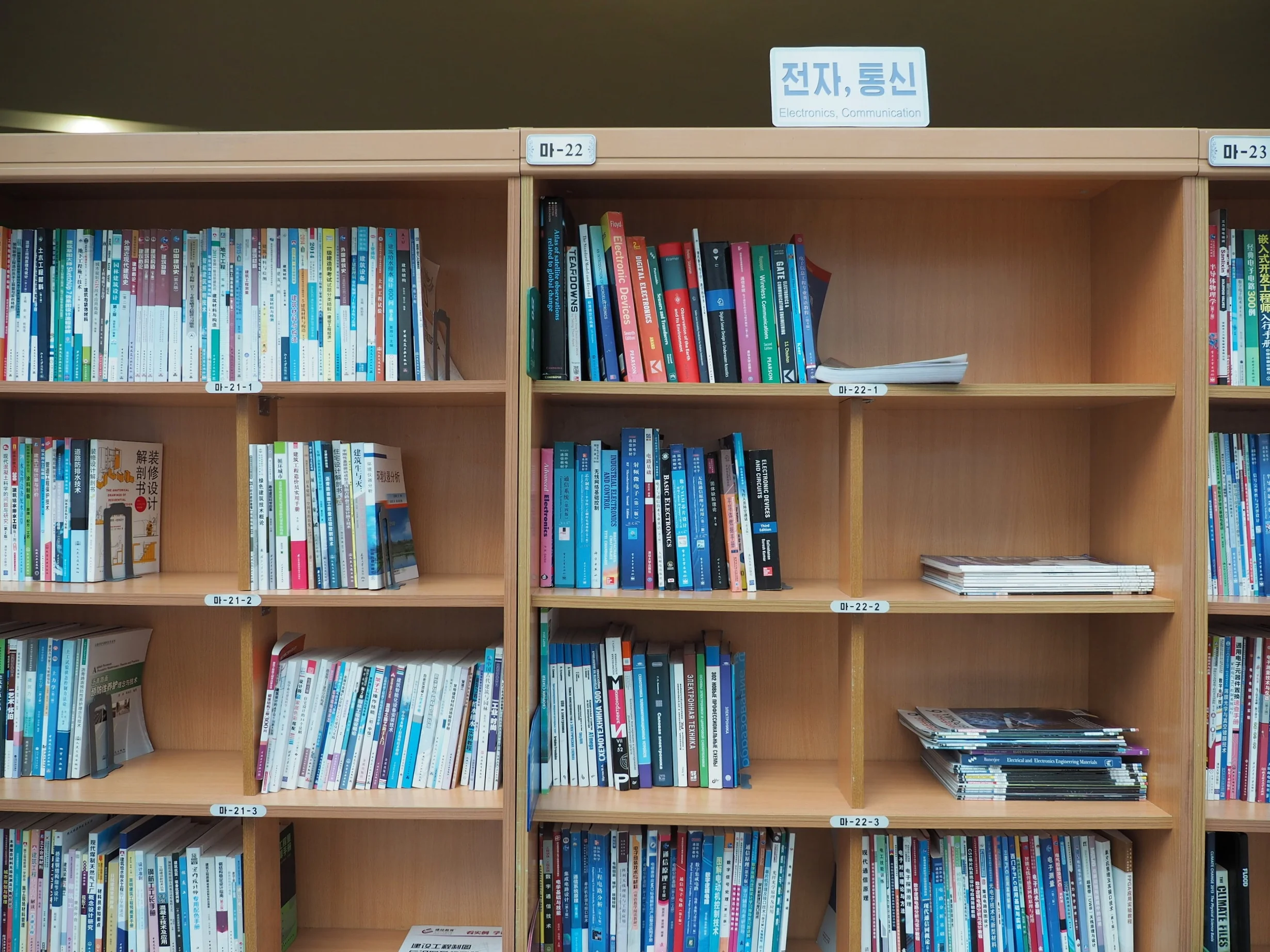  Foreign language books, mainly in English and Chinese. 