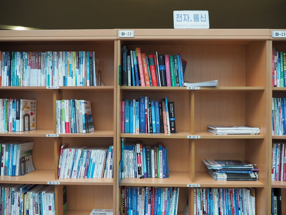  Foreign language books, mainly in English and Chinese. 