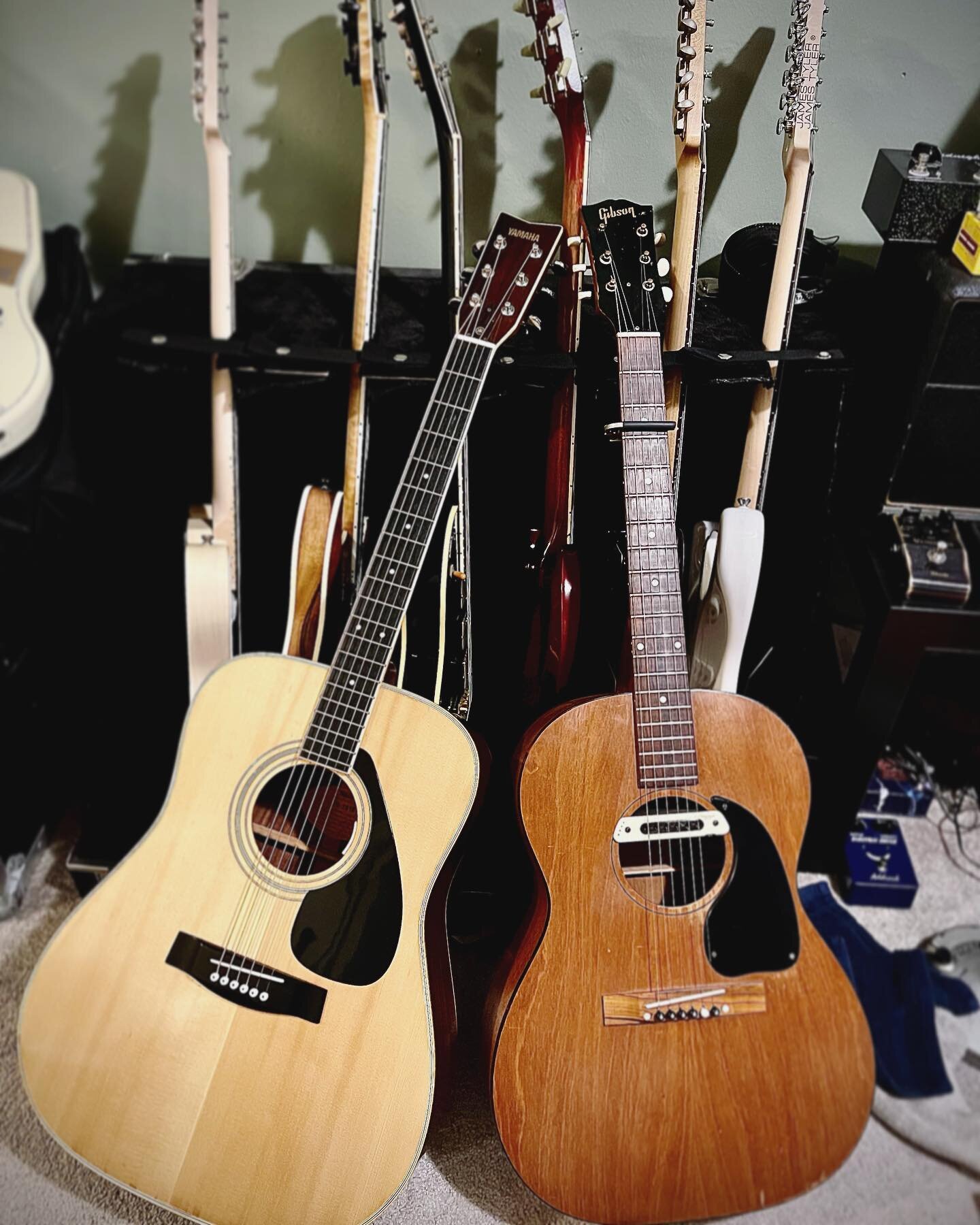 Two great acoustics - Vintage Nippon Gakki Yamaha &amp; a sweet 60&rsquo;s Gibson LG-0 setup high strung/Nashville 
⚒️🤖🤓
Tracking Acoustics for @mrlindsayjones 🎙️
#yamahafg251b #yamahanippongakki #gibsonguitars #gibsonlg0 #vintageguitar #vintagegu
