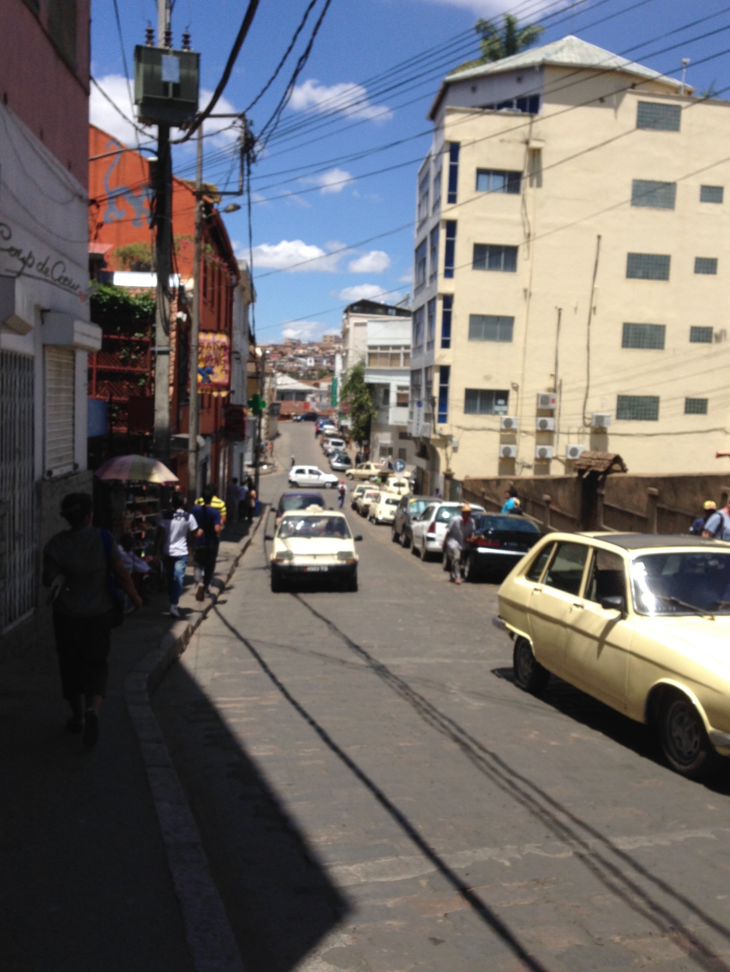  Street scene in Ampasamadinika, as downtown climbs off the Avenue