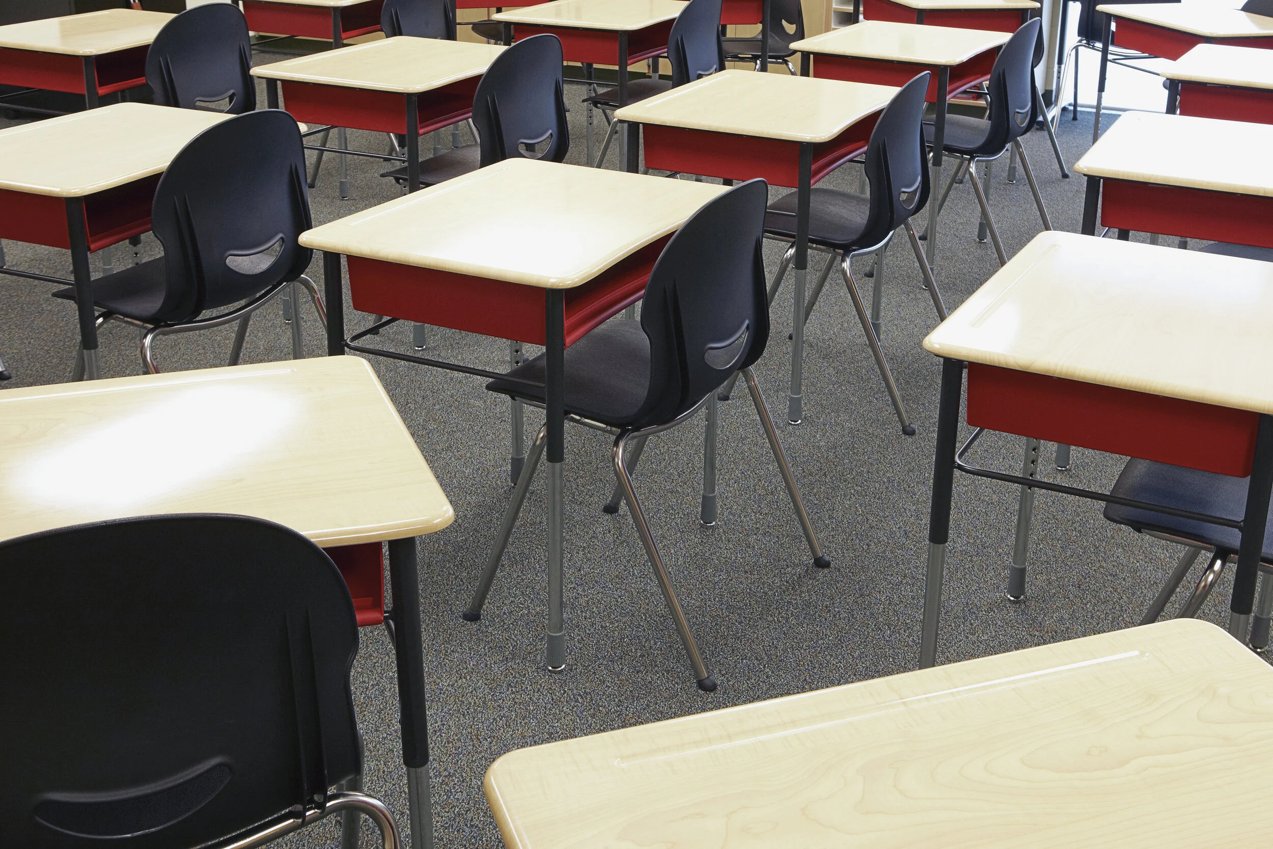 student-desks-in-classroom-5G9PJK5.jpg