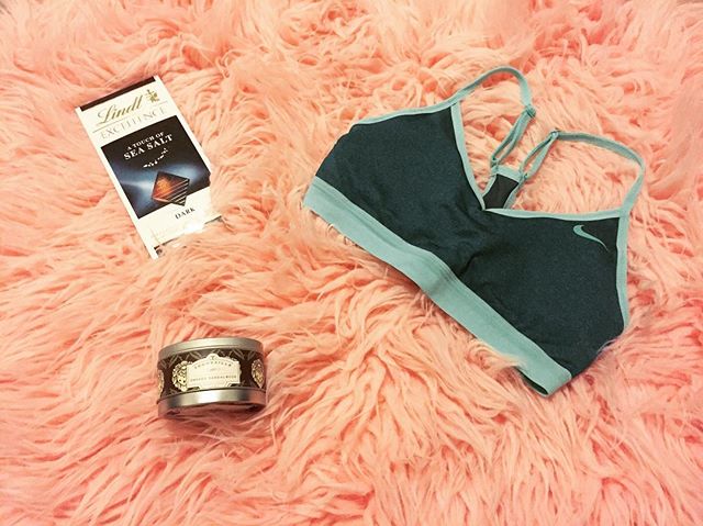 Real friends send care packages. Thanks so much for the @nike sports bra, dark sea-salt chocolate and candle, @ballabacon! 💘💅🏽
.
.
.
.
.
.
.
.
#werquedominique #livefabulously #slayconsistently #browngirlsblog #browngirlblog #browngirls #nike #nik