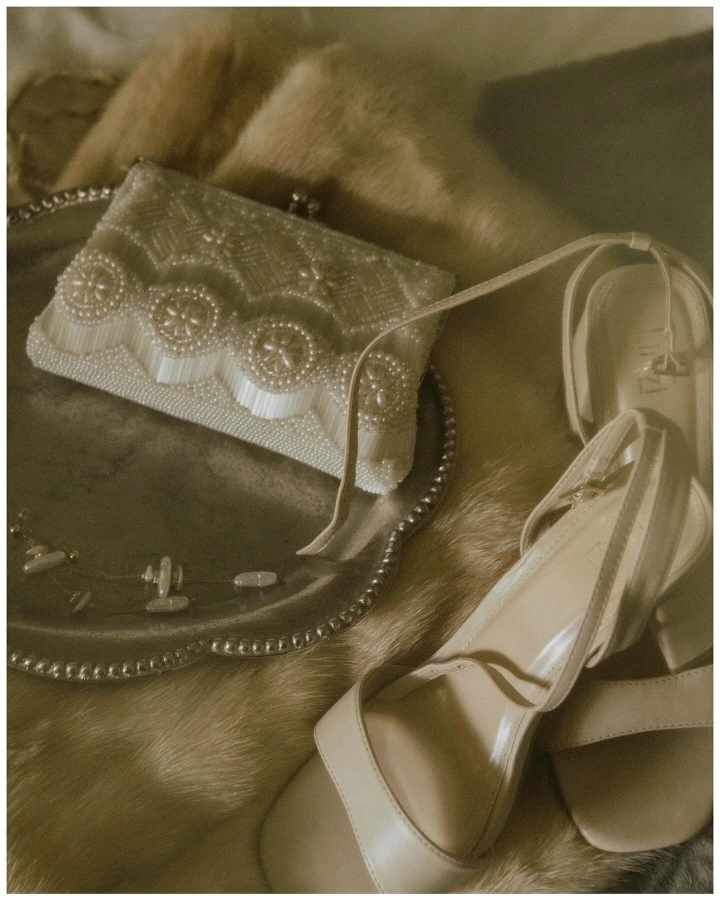 Gold and glitter , yellow blasts of flair,
Blessed are those who seek sincerity;
they will always find the light ✨