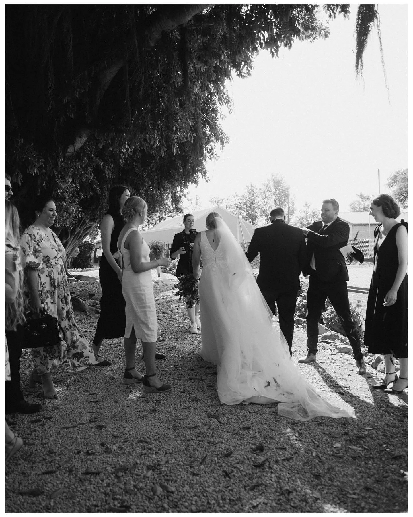 Between oranges and love.
A day that felt like sunshine ,not only in smiles, but in light, in flowers, in trees.
Tucked between mountains, tropical figs and lemon groves lies the beautiful town of Kirkwood, where @iwill_i_ams grew up.
Where community