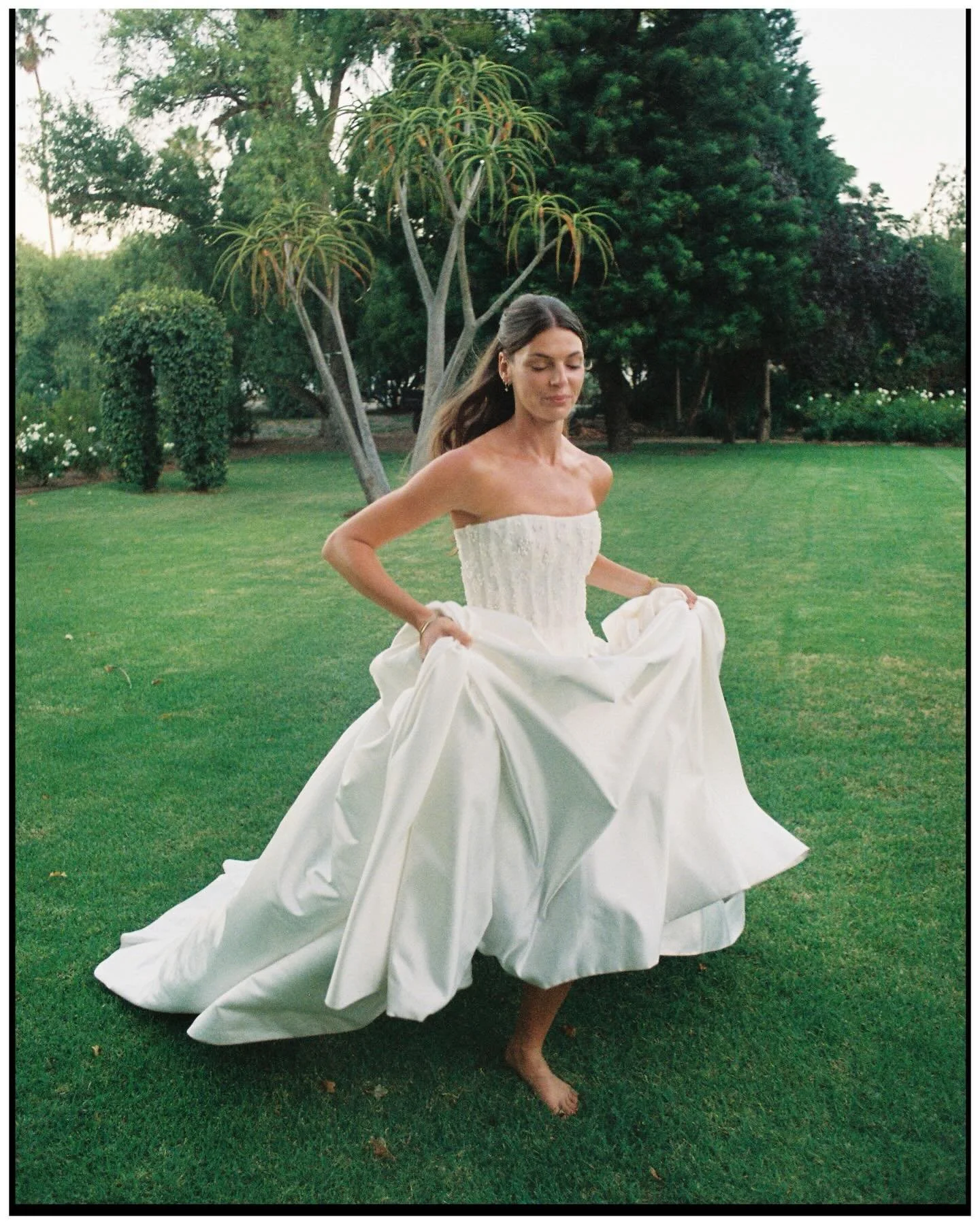 What an absolute bliss 🕊️

@kosta_michael &amp; @x.sammantha 

Venue: @nooitgedachtestate 
Planner &amp; coordination: @boucelebrations 
Dress: @vagabondflagshipboutique @vagabond_bridal
Video: @bach.films 
@make-up: @tasmindoesmakeup 
Hair: @anushk