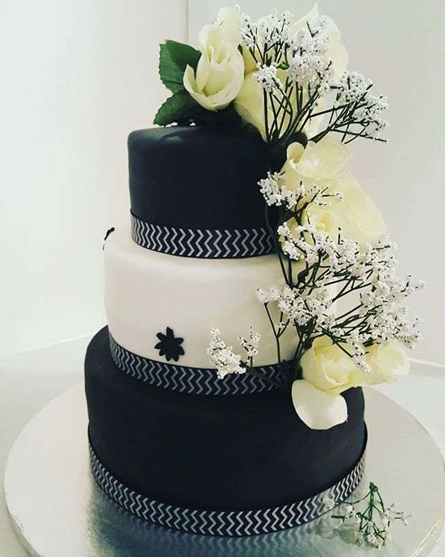 #blackandwhiteweddingcake #dessertfirstlady #designercakes