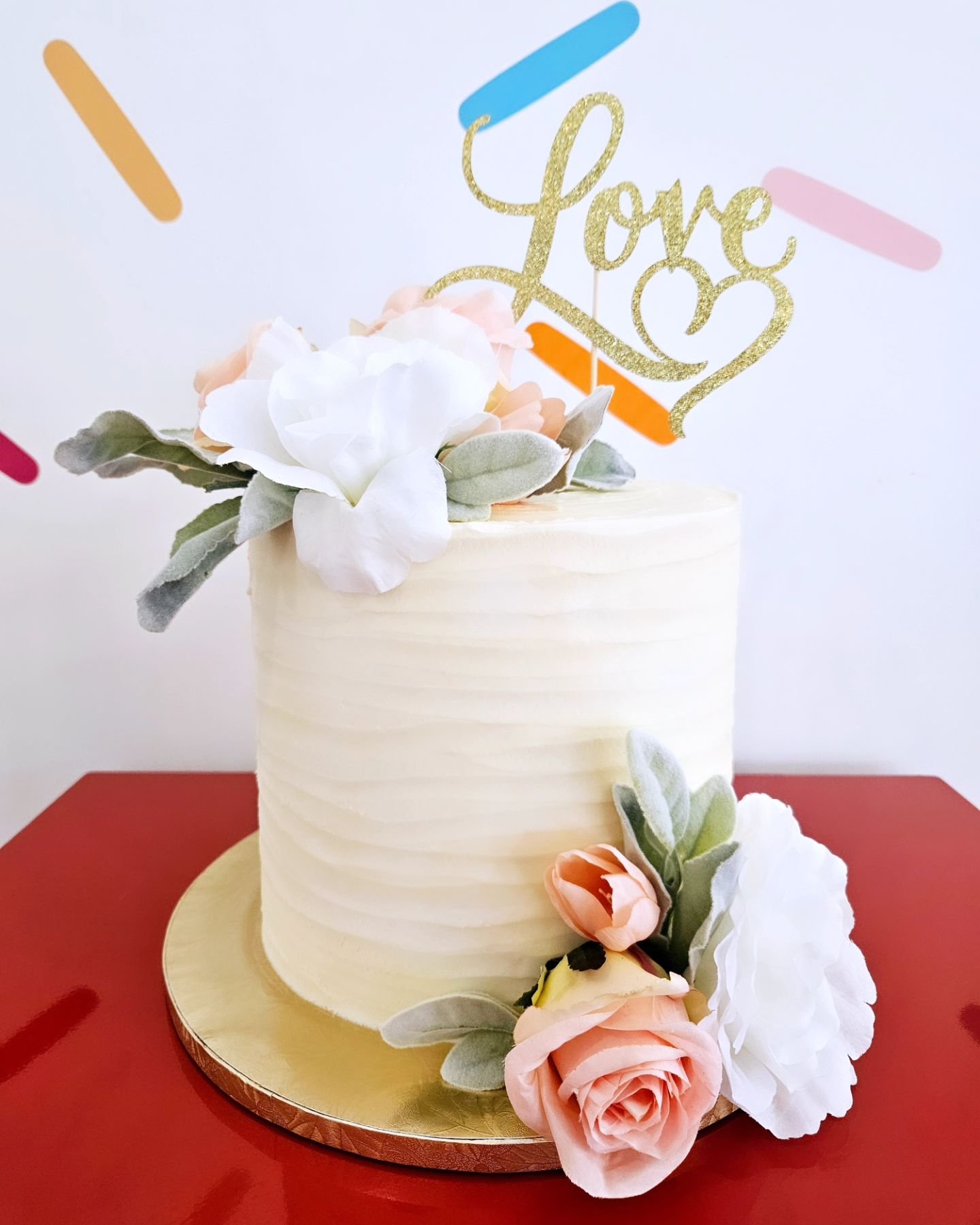 Love is in the air. Congratulations to the happy couple. #weddingcakes #michiganbakers ##michigancustomcakes #michigancakedesigners #dessertfirstlady #dessertfirst
