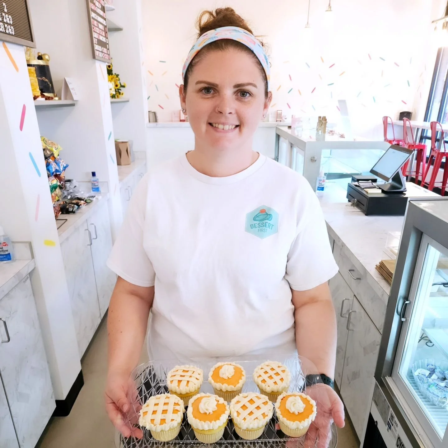 These cupcakes are ADORABLE (and available for purchase all this week)! Stop in for all of your holiday treats. #dessertfirst #dessertfirstlady #holidaycupcakes #piecupcakes #michigancakes #michiganbakers #michigancakedesigners