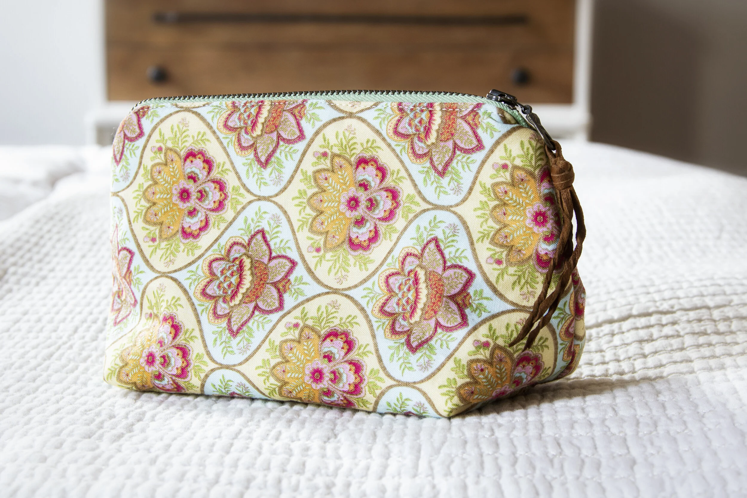 MakeupBag_colored_a.jpg