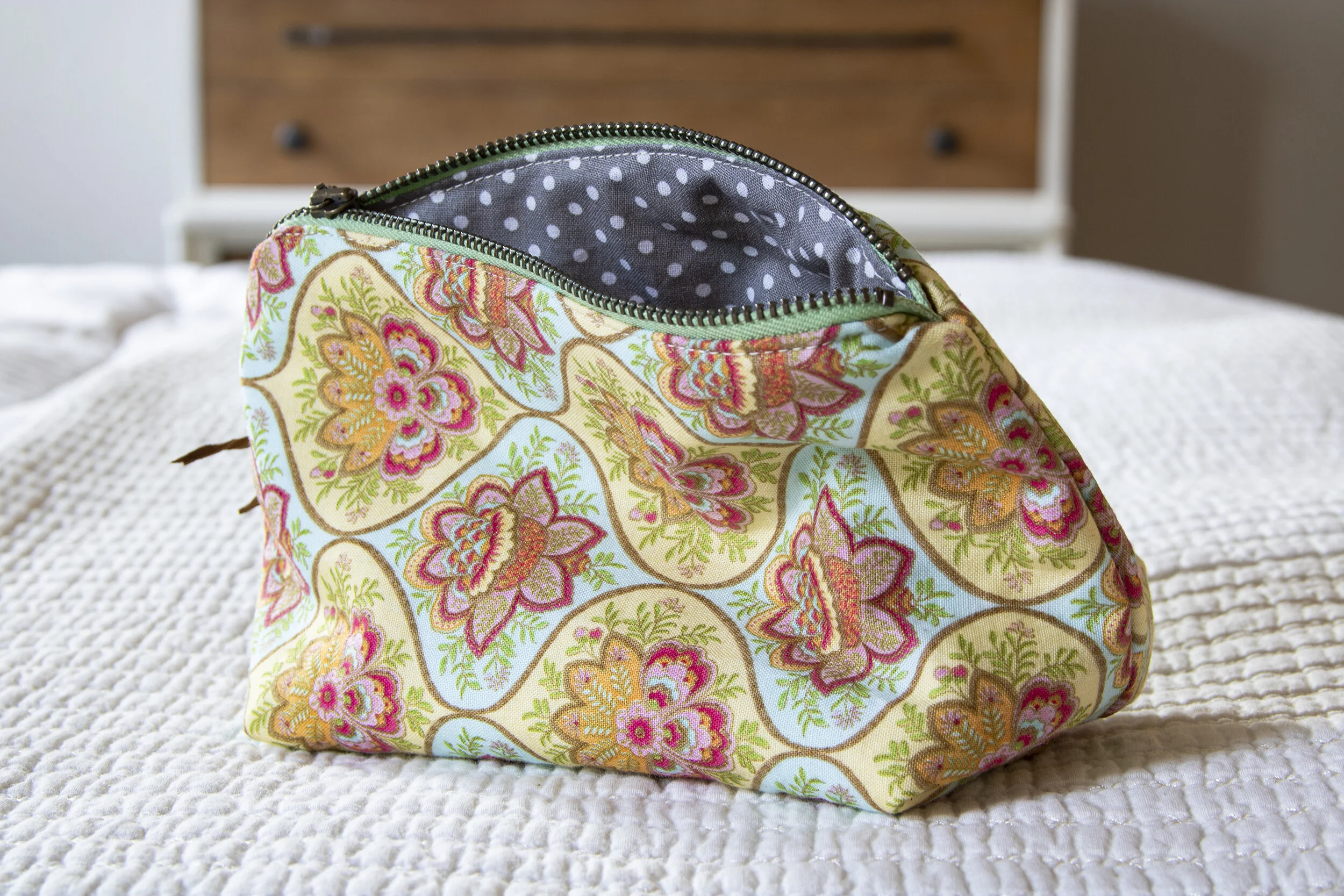 MakeupBag_colored_b.jpg