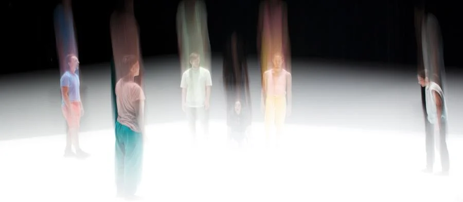 Photo de répétition © Mathieu Verrault. Interprètes Peter Jasko, Winnie Ho, Francis Ducharme, Zoë Vos, Benjamin Kamino, Clara Furey.
