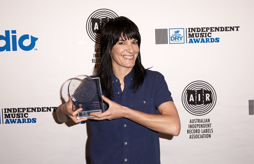Jen Cohler of Milk Records accepts Courtney Barnett's award at the 2015 AIR Awards. Pic via the AU Review