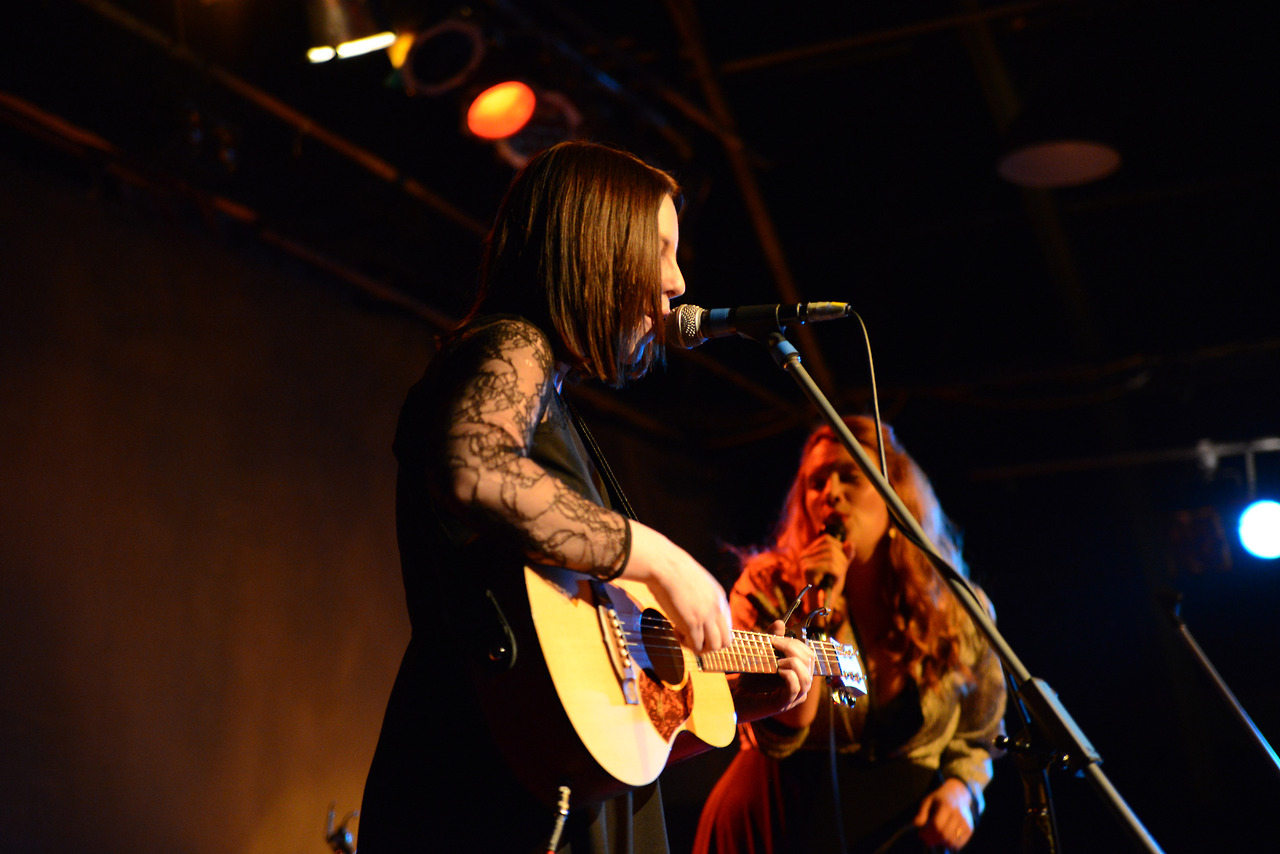 Helen Shanahan and Clare Bowditch perform together. Image via the A Minute Away From Snowing blog